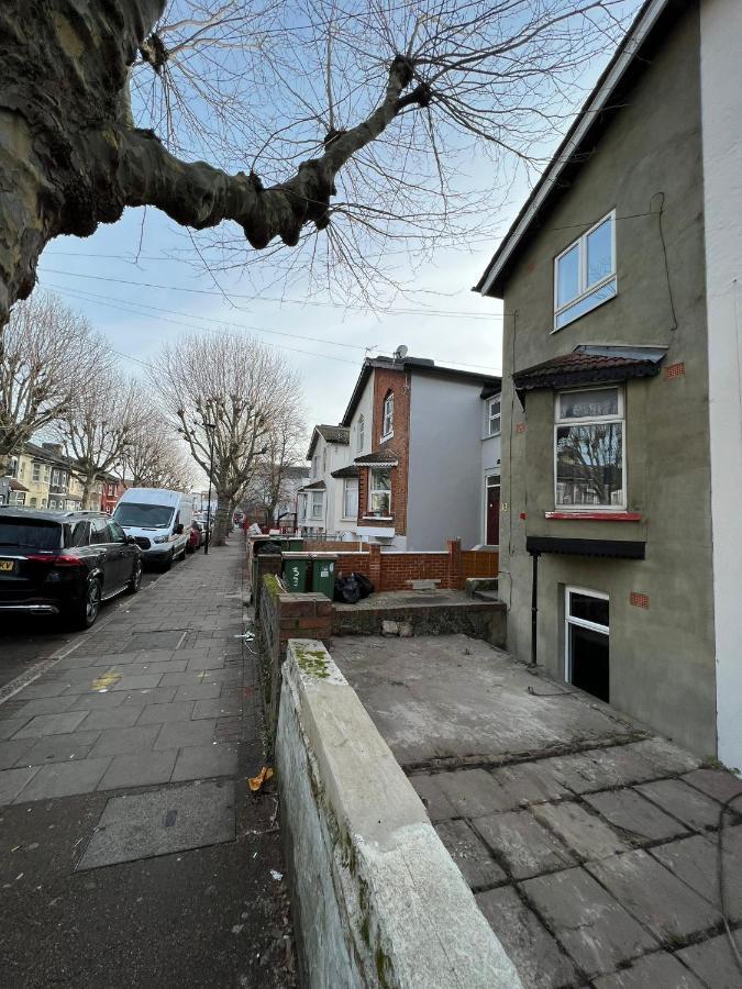 Upton Park Bedrooms 25 Min To Central 런던 외부 사진